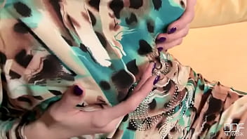 Toy pulsates in her pussy