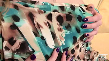 Toy pulsates in her pussy