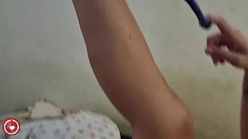 O safado me pegou no flagra usando vibrador e se aproveitou de mim