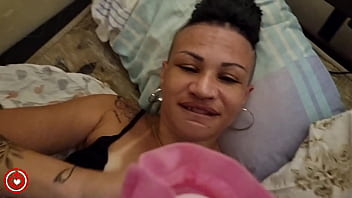 O safado me pegou no flagra usando vibrador e se aproveitou de mim