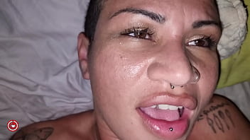 O safado me pegou no flagra usando vibrador e se aproveitou de mim