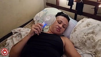 O safado me pegou no flagra usando vibrador e se aproveitou de mim