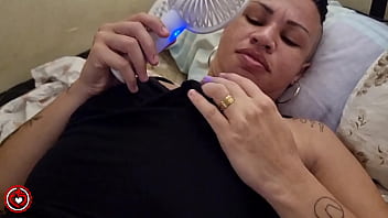 O safado me pegou no flagra usando vibrador e se aproveitou de mim