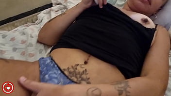 O safado me pegou no flagra usando vibrador e se aproveitou de mim