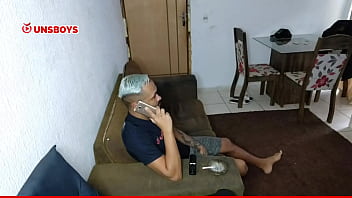 Dois Amigos Casados Fazendo Broderagem Subscreva Premium thumbnail