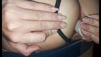 Puta masturba seu cu com um consolo