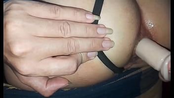 Puta masturba seu cu com um consolo