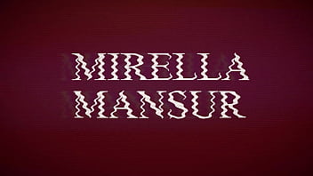 Brincadeira na piscina com três amigas