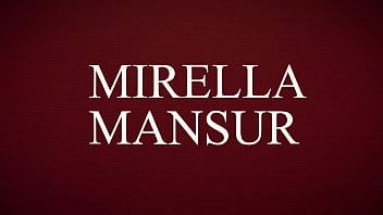 Brincadeira na piscina com três amigas