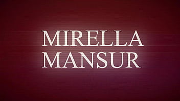 Brincadeira na piscina com três amigas