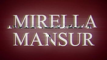 Brincadeira na piscina com três amigas