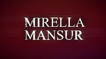 Brincadeira na piscina com três amigas