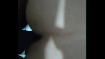 Mais uma gostosa esposa brincando comigo na frente do marido