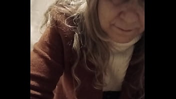 2025 10 21 esclave f s'exhibe dans les wc publics