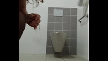 2025 10 21 esclave f s'exhibe dans les wc publics