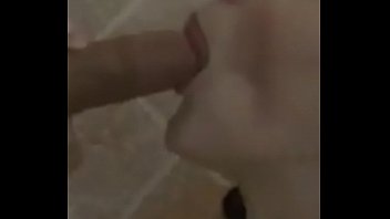 Pareja del baño a la cama vista movil