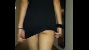 Exhibiéndose con un vestido super corto y un hilo rikisimo