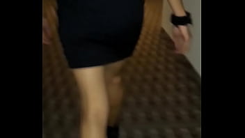 Exhibiéndose con un vestido super corto y un hilo rikisimo