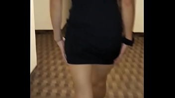 Exhibiéndose con un vestido super corto y un hilo rikisimo