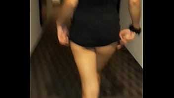 Exhibiéndose con un vestido super corto y un hilo rikisimo