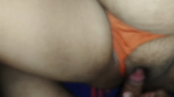 ¡el dueño de la casa viene a buscar la renta del mes ¡le ofrecí mi cuerpo y aceptó ¡dame fuerte viejo sucio duele pero dame fuerte sí fuerte