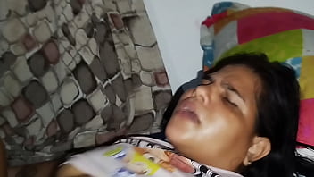 ¡el dueño de la casa viene a buscar la renta del mes ¡le ofrecí mi cuerpo y aceptó ¡dame fuerte viejo sucio duele pero dame fuerte sí fuerte