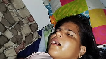 ¡el dueño de la casa viene a buscar la renta del mes ¡le ofrecí mi cuerpo y aceptó ¡dame fuerte viejo sucio duele pero dame fuerte sí fuerte