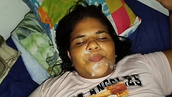 ¡el dueño de la casa viene a buscar la renta del mes ¡le ofrecí mi cuerpo y aceptó ¡dame fuerte viejo sucio duele pero dame fuerte sí fuerte