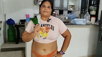 ¡el dueño de la casa viene a buscar la renta del mes ¡le ofrecí mi cuerpo y aceptó ¡dame fuerte viejo sucio duele pero dame fuerte sí fuerte