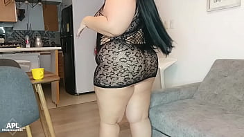 Quise ser bastante agradecida con el domiciliario que me trajo lo que queria a casa lo espere con ropa muy sexy para que supiera que me lo queria follar