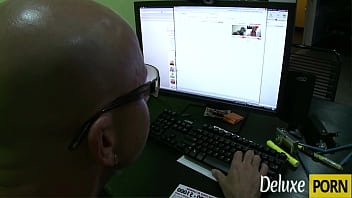 Stud fucking hot blonde babe on the couch