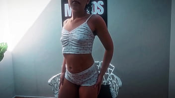 Ninfetinha inocente se masturba e deixa o safado de pica dura pronto pra meter