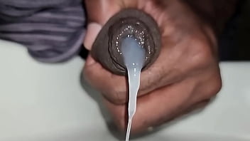 O tesão derramado em câmera lenta na pia do banheiro #uncut #bbc #cum