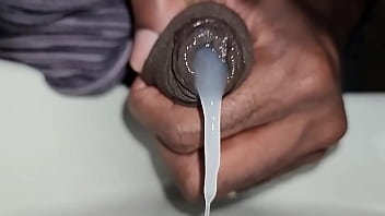 O tesão derramado em câmera lenta na pia do banheiro #uncut #bbc #cum