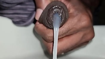 O tesão derramado em câmera lenta na pia do banheiro #uncut #bbc #cum