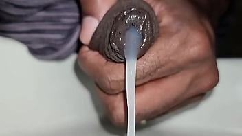 O tesão derramado em câmera lenta na pia do banheiro #uncut #bbc #cum