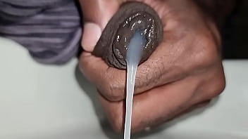 O tesão derramado em câmera lenta na pia do banheiro #uncut #bbc #cum