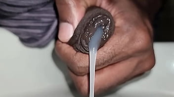 O tesão derramado em câmera lenta na pia do banheiro #uncut #bbc #cum