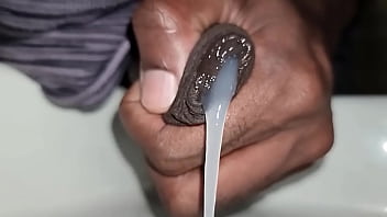 O tesão derramado em câmera lenta na pia do banheiro #uncut #bbc #cum