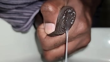 O tesão derramado em câmera lenta na pia do banheiro #uncut #bbc #cum