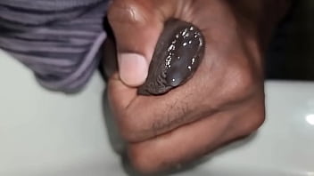 O tesão derramado em câmera lenta na pia do banheiro #uncut #bbc #cum
