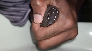 O tesão derramado em câmera lenta na pia do banheiro #uncut #bbc #cum