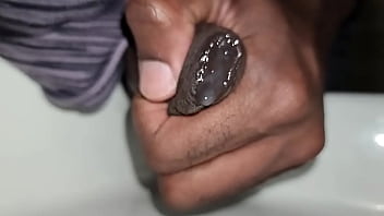 O tesão derramado em câmera lenta na pia do banheiro #uncut #bbc #cum