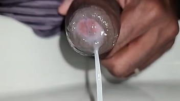 O tesão derramado em câmera lenta na pia do banheiro #uncut #bbc #cum