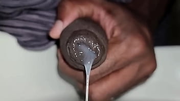 O tesão derramado em câmera lenta na pia do banheiro #uncut #bbc #cum