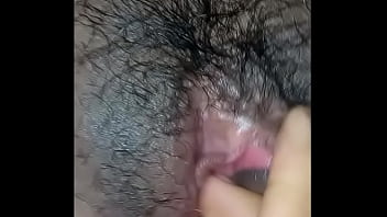 Chica disfuta de su juguete sexual mientras masturba a su novio
