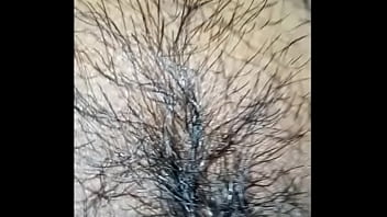 Chica disfuta de su juguete sexual mientras masturba a su novio