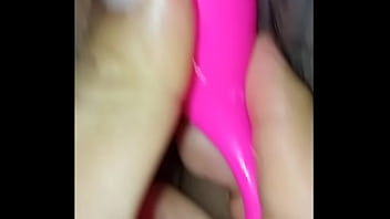 Chica disfuta de su juguete sexual mientras masturba a su novio