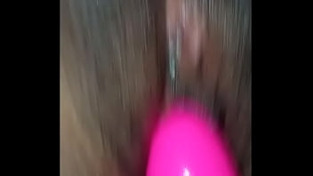 Chica disfuta de su juguete sexual mientras masturba a su novio