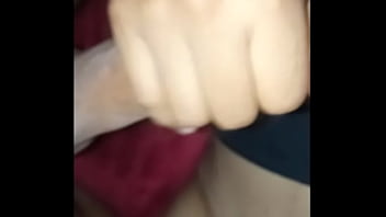 Chica disfuta de su juguete sexual mientras masturba a su novio